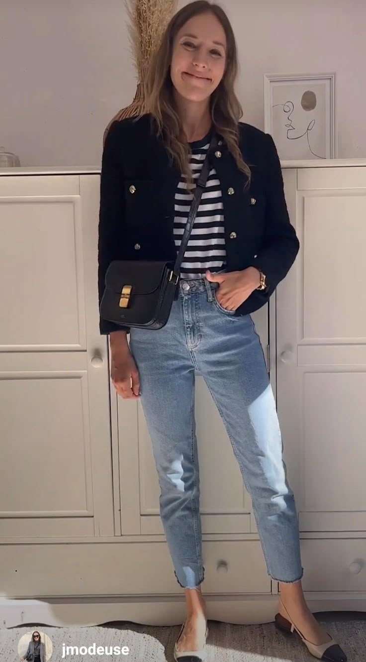 Blue Tweed Jacket Outfit Women, Navy Blue Blazer Street Style, Zara Casual Denim Jacket For Work, Zara Chic Spring Denim Jacket, Black Tweed Blazer Outfit, Chic Cropped Blue Denim Jacket, Black Tweed Jacket Outfit, Floral Blouse Outfit, Sezane Denim Jacket