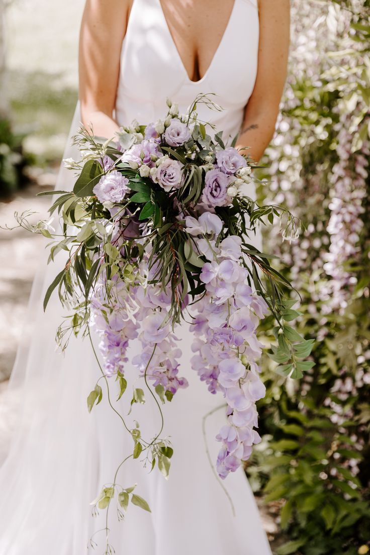 Beautiful Lilac Wedding Bouquet for Bride White And Violet Wedding, Wisteria And Black Wedding, Lilac Aesthetic Wedding, Lavender Aesthetic Wedding, Wisteria Bouquet Wedding, Wisteria Wedding Bouquet, Light Lavender Wedding, Lilac And Green Wedding, Fairytale Bouquet