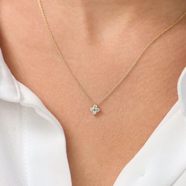 Minimalist Accessories Jewellery, Latest Necklace Design, Delicate Diamond Necklace, Diamond Necklace Simple, Pretty Jewelry Necklaces, Gold Chain Design, Jewelry Set Design, Moissanite Necklace, Simple Diamonds