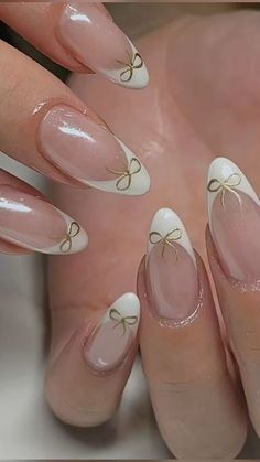 Basic Cute Nail Designs, Simple French Nails Color, Aesthetic Easy Nails, Paris Themed Nails, Beginner Nail Design, Dainty Bow Nails, Simple Almond Nail Ideas, Coquette Gel Nails, Classy Elegant Nails Vintage