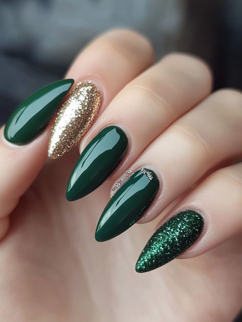 Simple Nail Design Christmas, Festive Christmas Nails Green, Simple Christmas Nails Green And Gold, Silver Holiday Nails Christmas, Green Glitter Gel Nails, Christmas Green And Gold Nails, Christmas Nail Designs Green And Gold, Christmas Nails Ideas Green, Nails For Christmas Green