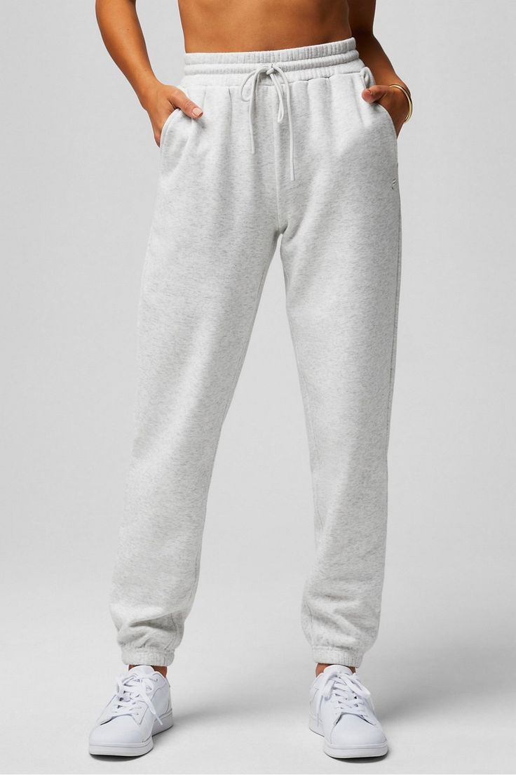 Cozy Fleece Go-To Sweatpant Fabletics Soft Grey Heather female Fleece regular Everyday/Lounge Grey Sweatpants Aesthetic, Sweatpants Aesthetic, Gray Sweatpants Outfit, Cute Sweats, Cute Sweatpants, Xmas Wishlist, White Sweatpants, Grey Sweats, Cold Fits