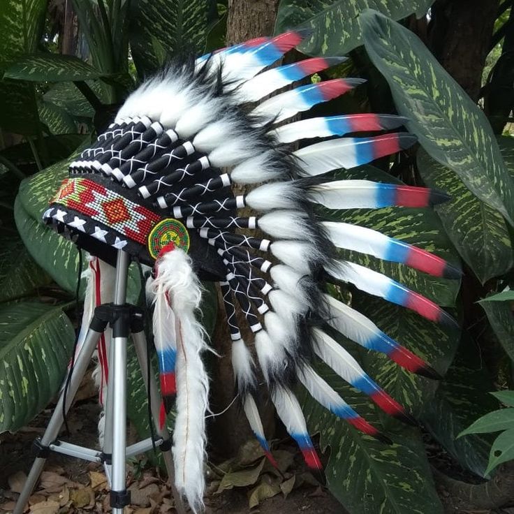 *Made to Order I usually need about 2-3 week to make it. If you have specific requests regarding to colors, sizes or quantities feel free to contact me 4beadsandfeathers@gmail.com This Indian headdress replica is entirely handmade and truly adorable. Made from real feathers with beaded headband which colors and pattern may vary. Ties in the back for a perfect fit. This will be precious for festivals, photos, a costume, or even room decor. One size fits most ✈️ Worldwide shipping 🐤 I only use au Native American Chief, Halloween Clothing, Indian Headdress, Native American Style, Beaded Headband, Native American Fashion, Costume Hats, Gmail Com, Headdress