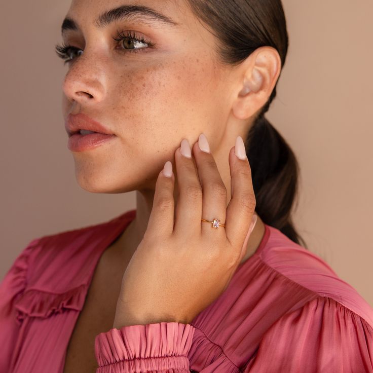 Delicado, delicado y por supuesto… ¡rosa! Ese es el trío perfecto para una apariencia suave y femenina. Nuestro anillo con esmeralda rosa rubor es elegante y perfecto para combinar con otros anillos de su colección. Quédese con un tema completamente rosa para una apariencia monocromática o combínelo con otras piedras preciosas y viva en el lado salvaje.




 Material: Plata de Ley 925 sólida de alta calidad

 Acabado: Oro 18K

 Con piedra preciosa de circonita cúbica de diamante rosa de ~ 4,5 x Pink Emerald Ring, Initial Tag Necklace, Sideways Initial Necklace, Pink Emerald, All Pink, Pink Theme, Rose Blush, Pink Themes, 18k Gold Ring