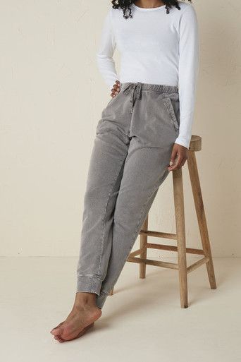 Irresistibly smooth and soft, these vintage-washed, French terry joggers are ankle pants with wear-anytime appeal. Soft Pants Outfit, Velvet Track Suit, Comfortable Travel Outfit, French Terry Pants, Black Tracksuit, Joggers Outfit, Dress Joggers, Glad Rags, Soft Pants