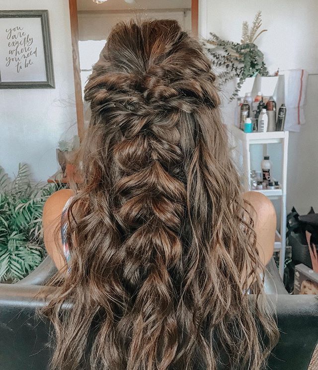 Bridesmaid Brown Hair Hairstyles, Easy Braided Half Up Hairstyles, Bridal Hair With Hat, Boho Hair Down, Boho Hairstyles For Wedding, Pagan Wedding Hair, Boho Western Wedding Hair, Fishtail Braid Wedding Hair, Braided Down Hairstyles