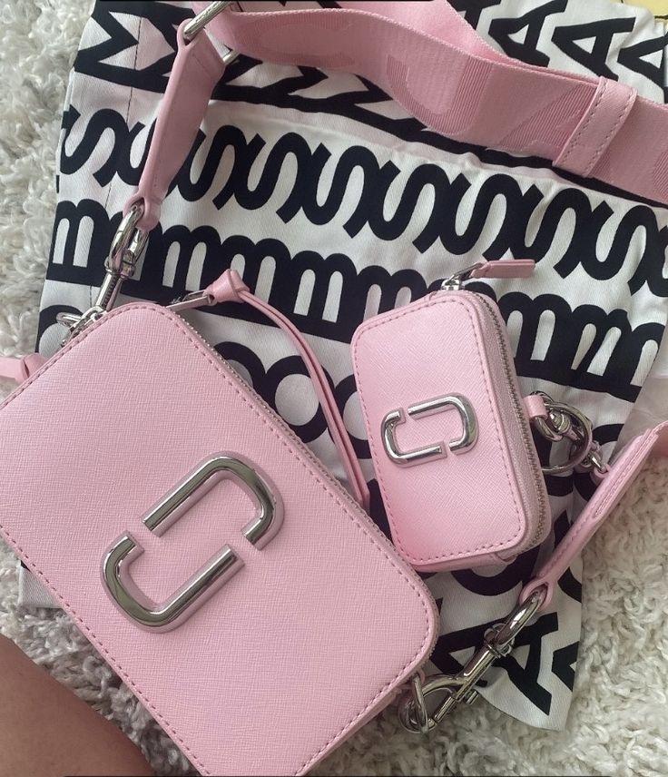 Pink Purses, Marc Jacobs Snapshot Bag, Snapshot Bag, Trendy Purses, My Style Bags, Luxury Bags Collection, Pink Lifestyle, Purse Essentials, Handbag Essentials