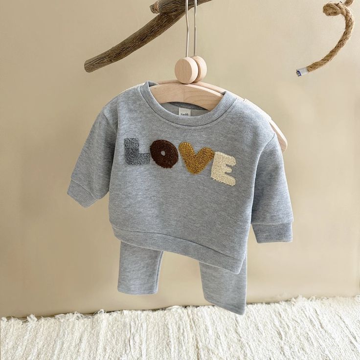 Wrap your little one in cozy comfort with our 'LOVE' Long-Sleeve Sweatshirt & Pants Set, perfect for toddlers aged 1-3 years! This unisex baby outfit is ideal for autumn, featuring a charming letter pattern that adds a sweet touch to their seasonal wardrobe. 🍂 Made from a soft blend of 65% cotton and 35% polyester, the broadcloth fabric ensures warmth and durability. The long sleeves and regular fit provide maximum comfort, while the pullover closure and O-neck collar make dressing a breeze. De Cozy Playtime Sets For Fall, Cozy Cotton Sets For Fall, Cute Winter Sets With Letter Print, Long Sleeve Sets With Letter Print For Playtime, Long Sleeve Playtime Sets With Letter Print, Fall Loungewear Sets With Letter Print, Gray Cotton Sets For Fall, Fall Long Sleeve Set With Letter Print, Fall Letter Print Long Sleeve Set