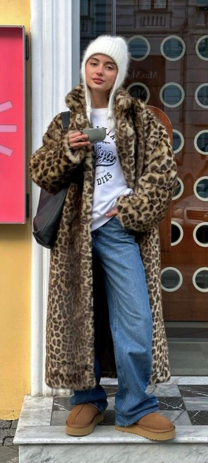 Cute Comfy Cold Weather Outfits, Fur Gilet Outfit Y2k, Colourful Outfits Winter, Eclectic Fashion Style Casual, Hailey Bieber Winter Outfits, Cold Festival Outfit Ideas, Leopard Coat Street Style, Winter Fur Outfits, Print Coat Outfit