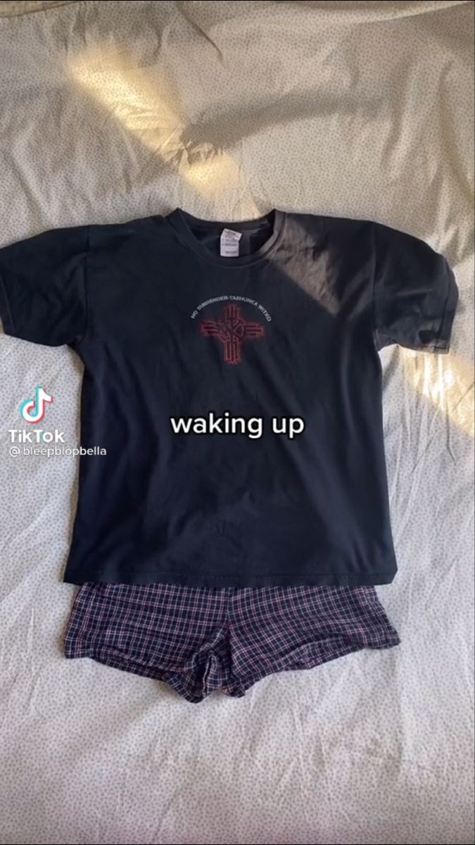 Pajamas Big Shirt, Lounge Grunge Outfits, Black Shorts And Shirt Outfit, Aesthetic Pajama Outfit Grunge, Cute Pajamas Outfits For School Pjs, 90s Pjs Aesthetic, Pj Inspo Aesthetic, Pj Aesthetic Outfit, Pj Shorts Outfit