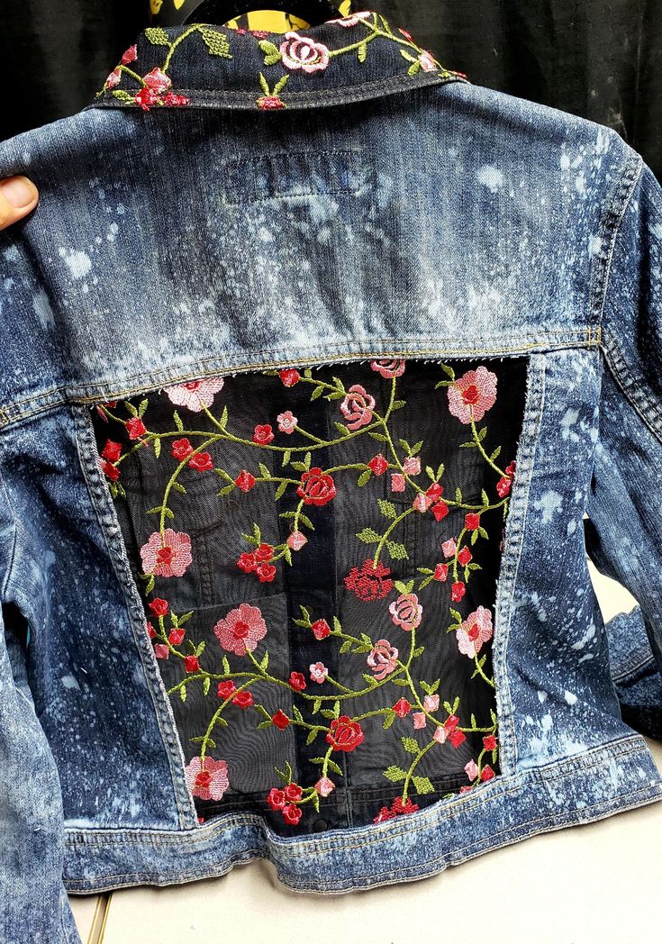 Bleach dyed denim jacket blended with vintage dress lace. Jean Jacket Decorated, Cool Jean Jackets, Decorated Jean Jacket, Upcycled Jean Jacket, Upcycle Denim Jacket, Painted Sweatshirt, Pins On Denim Jacket, Denim Upcycle, Remake Clothes