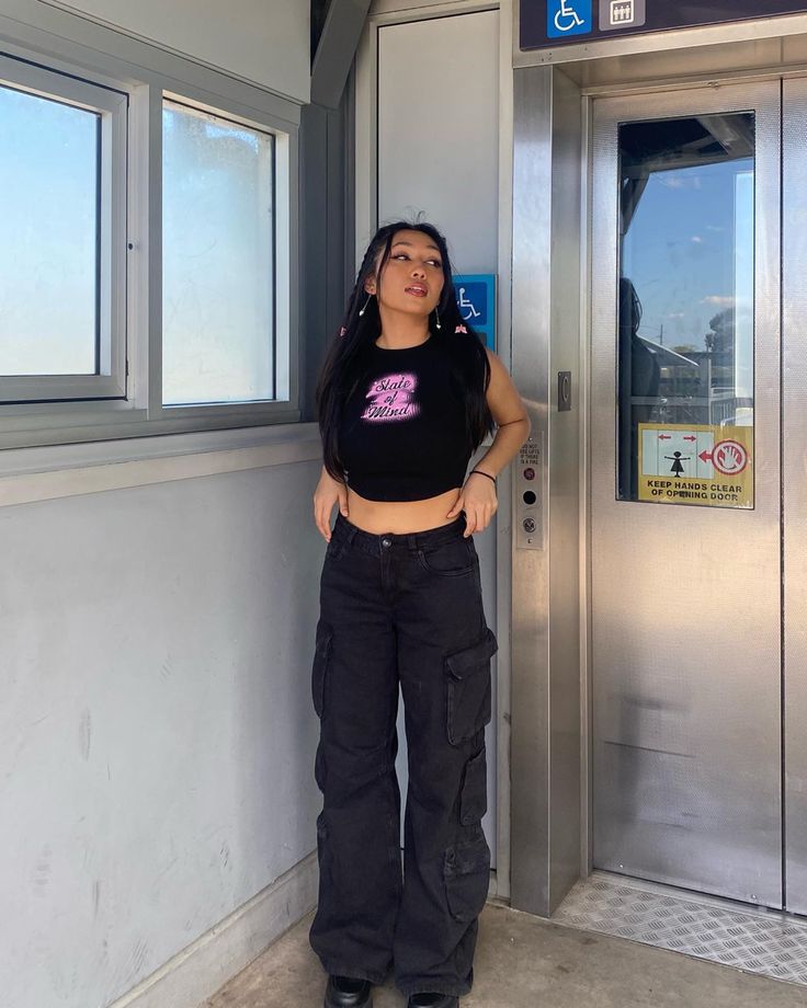 Cargo Pants Crop Top Outfit, Crop Top With Cargo Pants, Cargo Pants With Boots, Cargo Pants And Crop Top, Cargo Pant Outfits, Outfit With Black Boots, Black Cargo Pants Outfit, Hot Crop Tops, Cargo Outfit