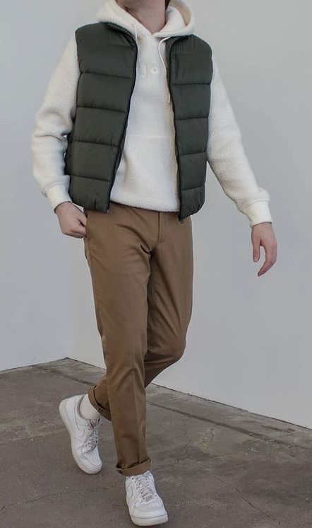 Mens Highneck Fashion, Mens Fashion Preppy Casual, Mens Modest Fashion, Minimalist Outfit Men Winter, Winter Men Outfit 2022, Green Winter Outfits Men, Men’s Fall Street Style, Mens Everyday Outfits Casual, Creme Hoodie Outfit Men