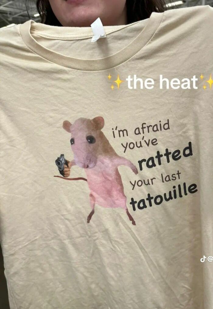 104 Hilariously Disturbing Shirts That People Actually Wear Out, As Shared On Twitter (New Pics) Goofy Shirt, Silly Clothes, Silly Shirt, Funky Shirts, A Rat, Weird Shirts, Funny Outfits, Dream Clothes, Vintage Sweatshirt