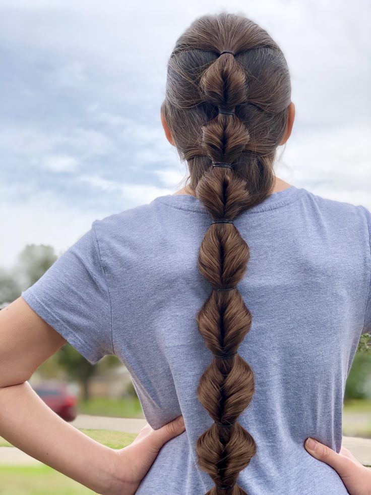 This week’s style is another variation of the Faux Fishtail Bubble Braid that we did a while back. We placed it higher on her head and incorporated a “Mermaid Tail” look to it.  Give it a try, and let us know how it came out😊 Click here for the full tutorial ⤵️ https://youtu.be/PwNKuHUOun4 Arial Hairstyles, Fish Tail Bubble Braids, Topsy Tail Bubble Braid, Inverted Bubble Braid, Fishtail Bubble Braid Ponytail, Dino Braids, Mermaid Hair Braid, Pigtails Low, Fishtail Bubble Braid