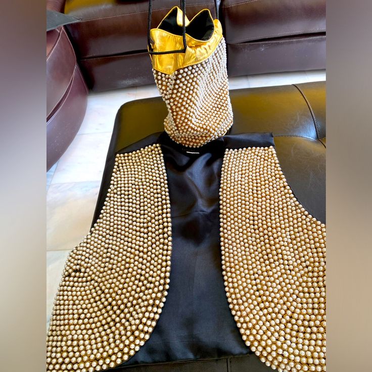 Brand New, Great Condition, Pearl Cropped Vest Accent With Gold Treading. Faux Pearls On Front Only, Back And Lining Has Silk Like Fabric. A Very Rare Find You Won’t See On Anyone Else. Note Tag Is Size M But Fits More Like Size Small. Also Included Included Matching Gold Leather And Pearl Drawstring Bag. Crop Vest, Cropped Vest, Gold Leather, Drawstring Bag, Faux Pearl, Jackets & Coats, Jackets For Women, White Gold, Silk