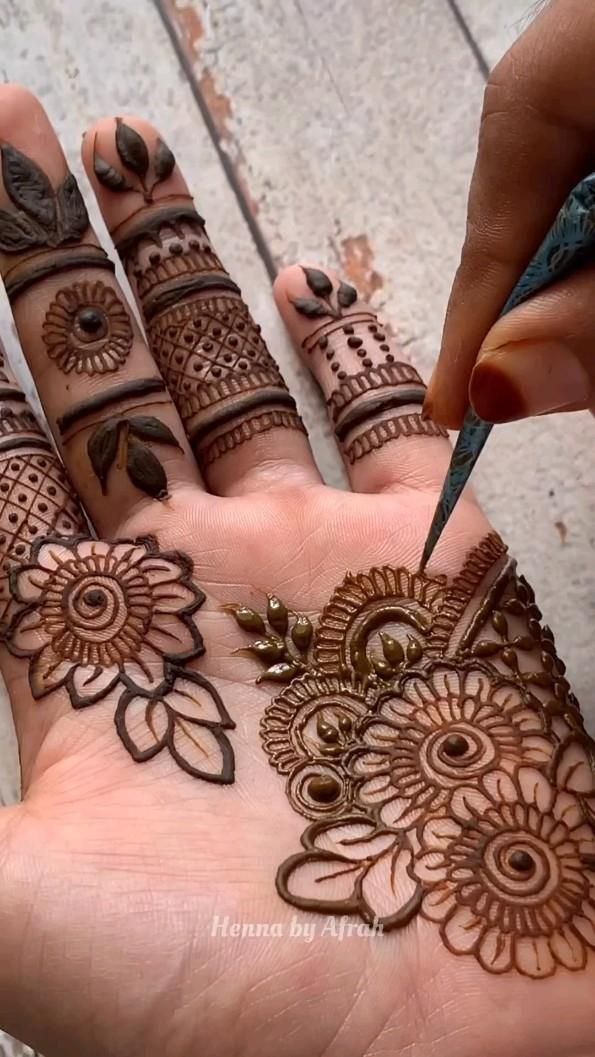 Tattoo studio Life Line Beautiful Simple Mehndi Design, Henne Tattoo, Short Mehndi Design, Finger Henna Designs, Henna Tattoo Designs Hand, Simple Henna Tattoo, Latest Henna Designs, Mehndi Designs For Kids, Simple Mehndi Designs Fingers