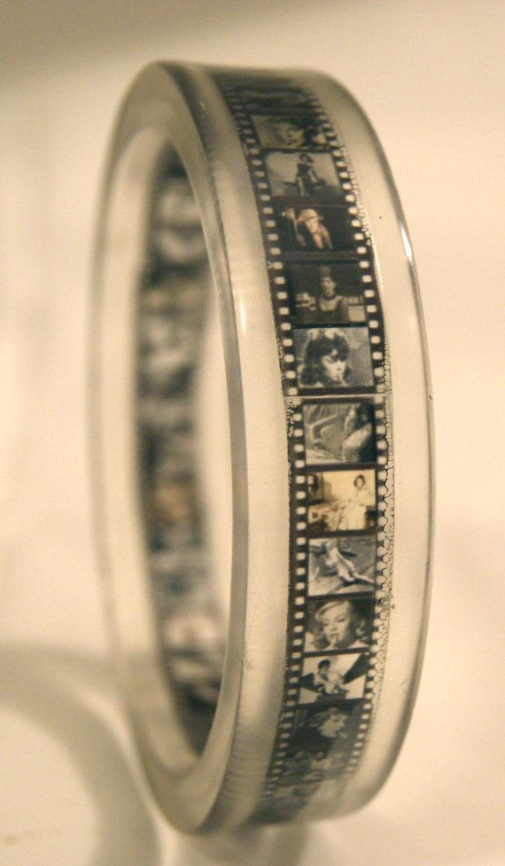 anneau avec une bande de film Vintage Bangles, Funky Jewelry, Wedding Rings Vintage, Dream Jewelry, Cool Stuff, Diy Schmuck, Pretty Jewellery, Ring Collections, Cute Jewelry