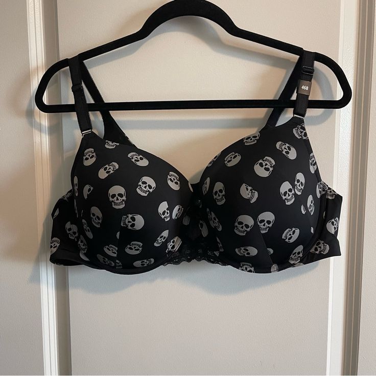 Nwt Torrid Black/White Skull Push-Up T-Shirt Smoothing Bra Size 46b Underwire Cups Push-Up Padding For Lift Back Smoothing Front-Adjustable Straps Wide Side Band To Keep Things Smooth Back Hook-And-Eye Closure Skulls Print Materials (Cups & Wings): 79% Nylon/21% Spandex Materials (Lace): 88% Nylon/12% Spandex Exclusive Of Decoration Pet/Smoke Free Home New With Tags Black Skull Shirt, Goth Clothes Women, Black Bra And Under Set, Goth Bras, Push Up Bra Outfit, Skull Bra, Japanese Goth, Bra Shirt, Horror Clothes