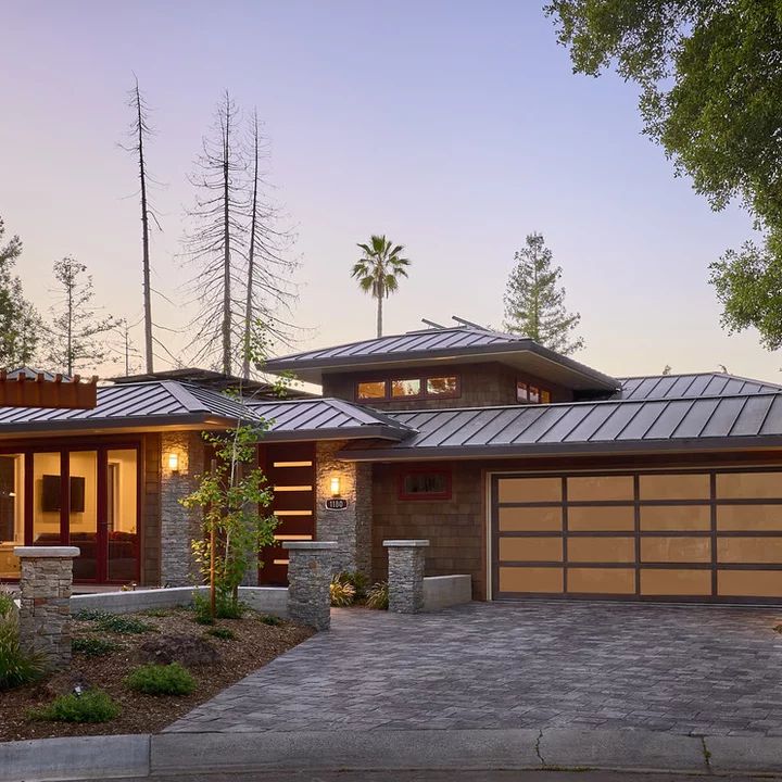 a modern house with two garages in the front and one on the other side