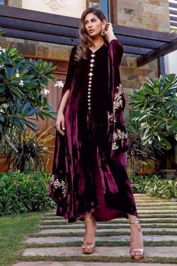 🌺Beautifull pure hand made customised outfit for wedding and party wear,  We use high quality velvet fabric also organza and silk 🌺FABRIC:- magenta velvet golden silk for trouser. 🌺PATTERN:- Sherwani front cut long kurta with straight trouser pant, sleevs full long flared. 🌺WORK:-  Golden Tilla work embellished with shine zari, and mirror, button booti with mirror on the neck kurta patti. We customize the outfit according to your choice shape and size 🌺COLOR :- dark magenta, golden You can change the colour on your choice , also dupatta can be customized on your choice if you required 🌺NOTE:- Dry clean only  💯% fabric gauranteed, work guaranteed Slightly color changes b'coz of light and resolution 99% same as picture Do not wash in machine and detergent 1st dry clean  Instant wash u Palazzo Dress, Velvet Kurta, Gold Applique, Velvet Dress Designs, Formal Occasion Dress, Embellished Clothing, Applique Patches, Velvet Shirt, Pakistani Dress