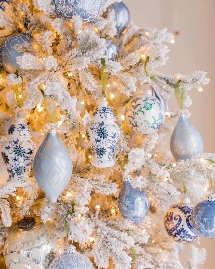 Blue White Christmas Tree, Blue White Christmas, Blue Christmas Tree Decorations, Christmas Tree Decoration Ideas, Tree Decoration Ideas, Fashionable Hostess, Christmas Tree Inspo, Chinoiserie Christmas, Blue Christmas Decor