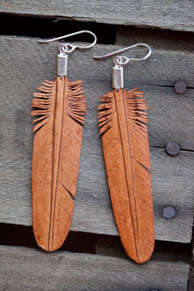 leather feather earrings - hand carved - brown Leather Feather Earrings, Fairy Earrings, Leather Jewels, Leather Jewellery, Leather Crafting, Leather Stamps, Leather Carving, Leather Art, Feather Jewelry