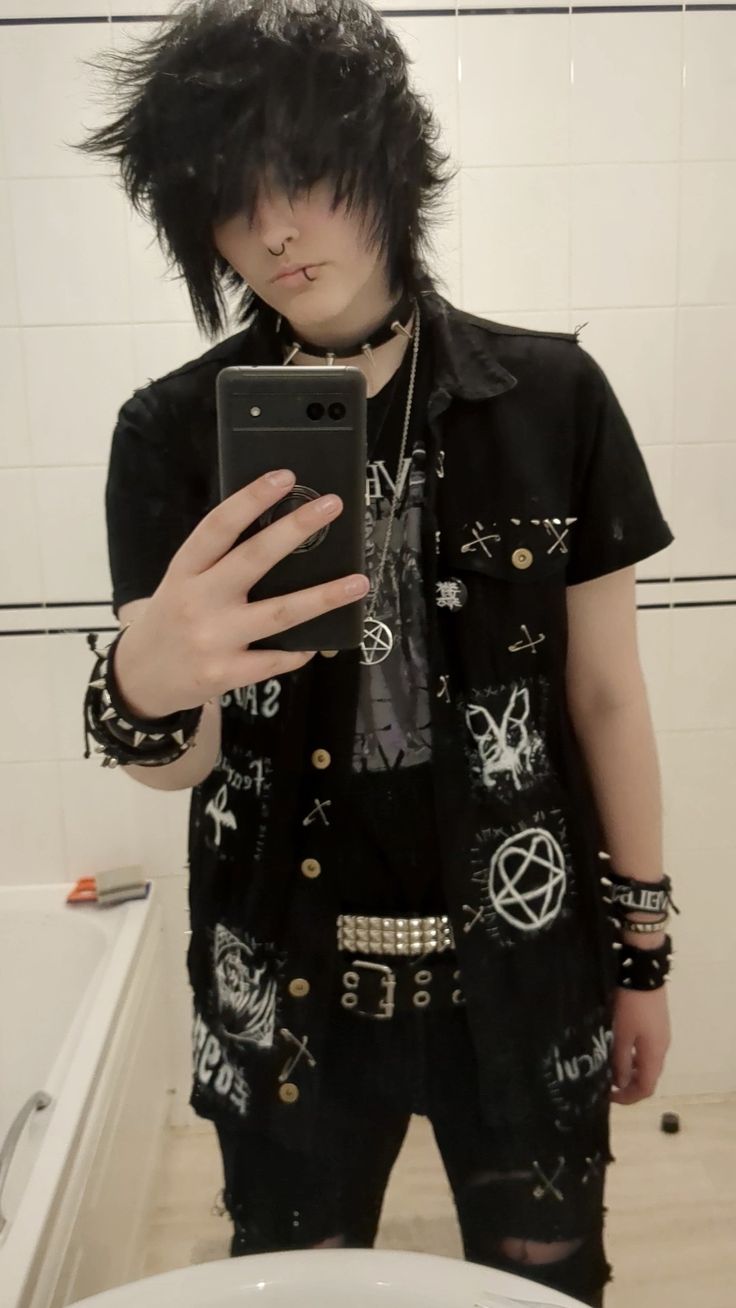 Emo Outfits Men 2000, Masc Emo Outfits 2000s, Emo Outfits 2000s Men, Emo Outfit Ideas 2000s, Scene Guy Outfits, Evan Bloodlust, Scenecore Outfits Male, Scene Outfits Boy, Scene Fashion Male