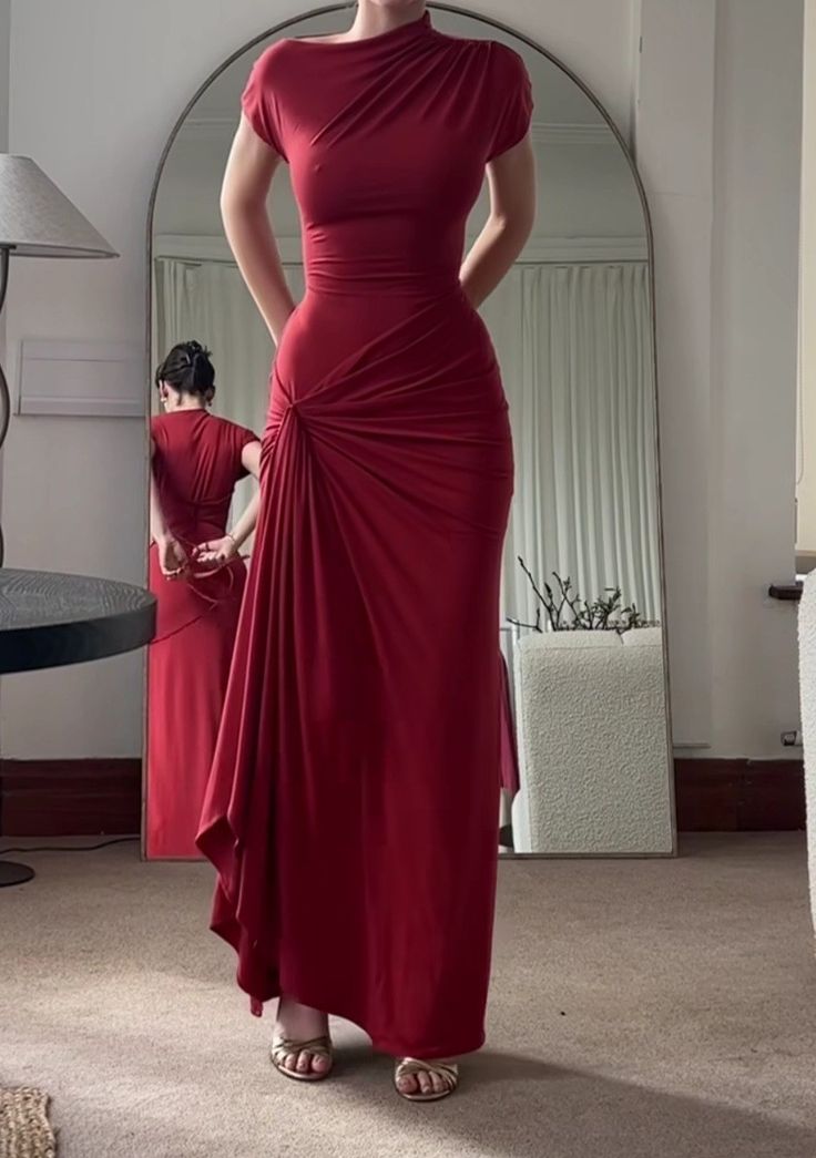 Red Dress And Gold Jewelry, Christmas Dinner Dress Classy, Red Wine Long Dress, Prom Dress For Rectangle Body Shape, Christmas Holiday Outfits Party, Dress Outfits Fancy, Winter Formal Dresses Modest, Sophisticated Dresses Classy, Long Tight Dresses Elegant