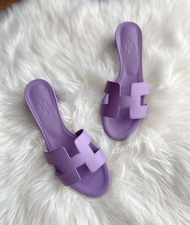 Mom Jeans Style, Purple Sandals, Heels Aesthetic, Trendy Shoes Sneakers, Sandals Outfit, Hermes Oran, Luxury Purses, Girly Shoes, Pretty Shoes