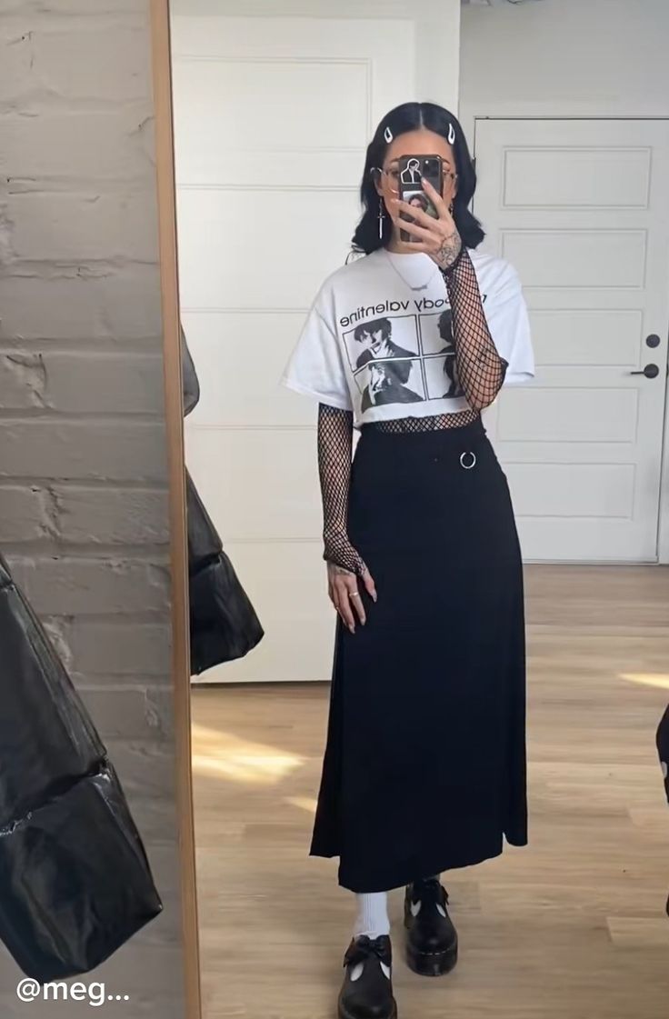 Midi Skirt Goth Outfit, Goth Modern Fashion, Cute Casual Goth Outfits, Grunge Outfits For Work, Alt Summer Outfits Midsize, Alternative Skirt Outfits, Anime Convention Outfits, How To Style Black Skirt, Black Midi Skirt Outfit Summer