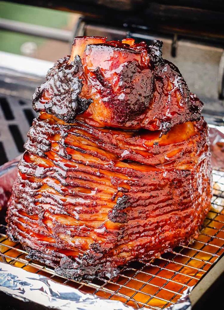 the ribs are covered in barbecue sauce on the grill