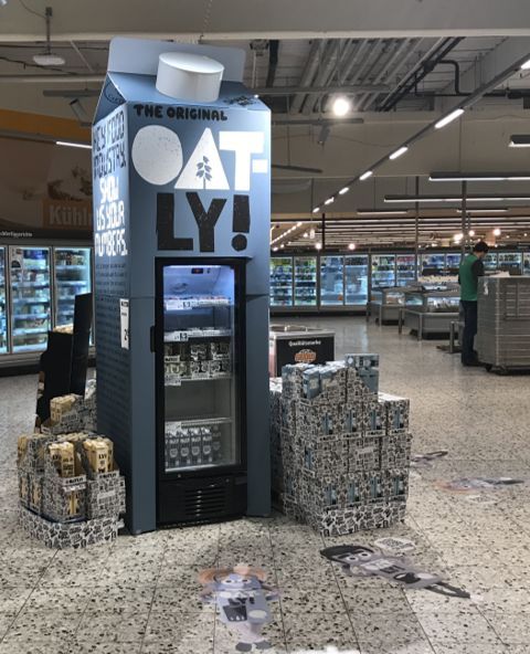 a machine that is sitting in the middle of a floor with some boxes around it