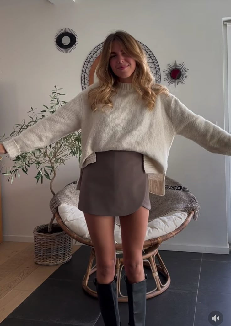 Taupe Mini Skirt Outfit, Brown Skort Ootd, Skorts Skirts Outfit Ideas, H&m Outfits Women, Short Brown Skirt Outfit, Outfit Marron, Fall Dress Casual, Mini Skirt Outfit Fall, Beige Skirt Outfit