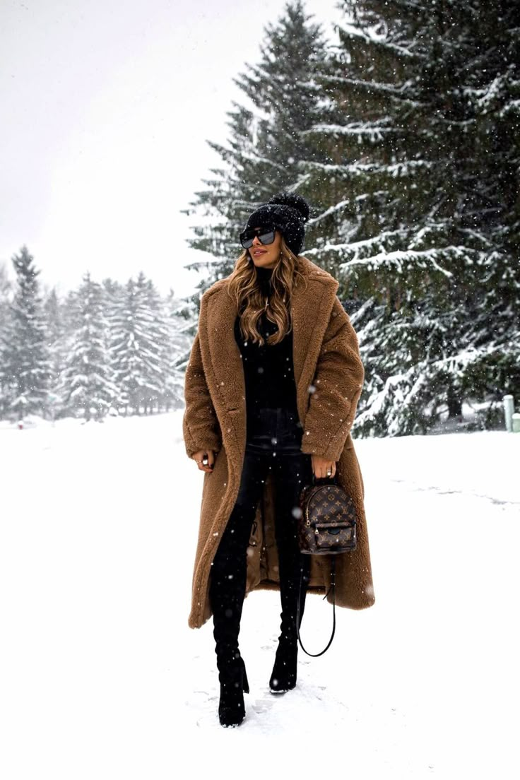 10 Cute Snow Outfits To Try This Winter - Mia Mia Mine Maria Vizuete, Winter White Outfit, Snow Outfits, Winter Outfits Snow, Outfits Minimalist, Vegan Leather Leggings, Snow Outfit, Shoes Luxury, Teddy Coat