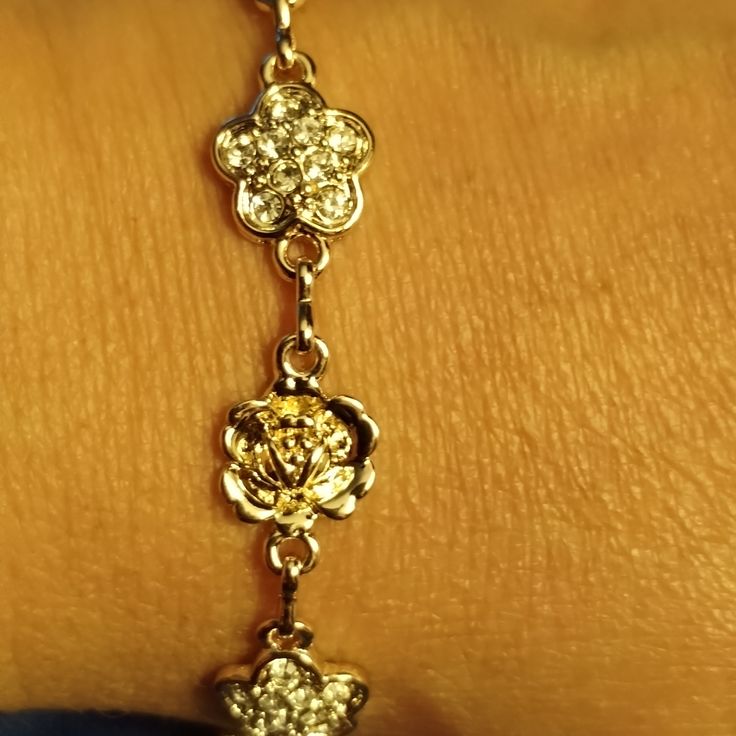 Golden Color Floral Bracelet Dream Accessories, Fem Style, Ears Pierced, Jewelry Floral, Floral Bracelet, Jewelry Lookbook, Handmade Gold, Golden Color, Cute Jewelry