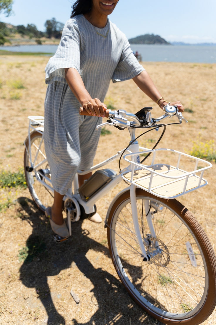 The Bluejay Premiere Edition White E-Bike is a class 1 electric bike with a vintage-inspired design. With a powerful 350-watt mid-drive motor, and five levels of pedal assist, it’s one of the best electric bikes on the market. With a battery that lasts up to 75 miles between charges, it's perfect as a commuter bike or family cruiser. And the fun retro look means you won’t have to compromise on style. Make sure you stay to find accessories and gifts to help the whole family cycle in style. Cute Bike, Bike Commute, Biking Gear, Bike Technology, Best Electric Bikes, Electric Bicycles, Go Ride, Battery Powered Light, Bike Gift