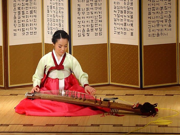 Gayageum instrument. Asian Instruments, Korean Instruments, Korean Pic, Korean Stuff, 26 March, Contemporary Music, Traditional Music, Traditional Korean, Korea Travel