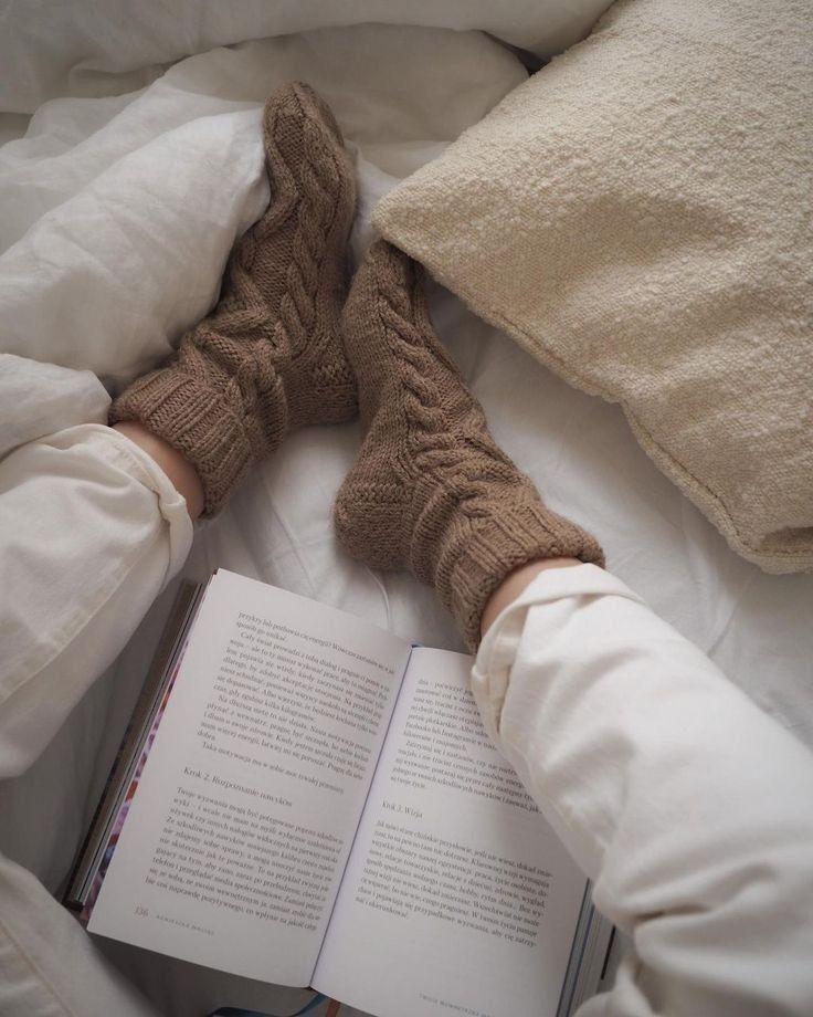 Comfy Socks Aesthetic, Meia Aesthetic, Cozy Socks Aesthetic, Fluffy Socks Aesthetic, Fuzzy Socks Aesthetic, Sock Aesthetic, Reading Socks, Socks Photography, Aesthetic Socks