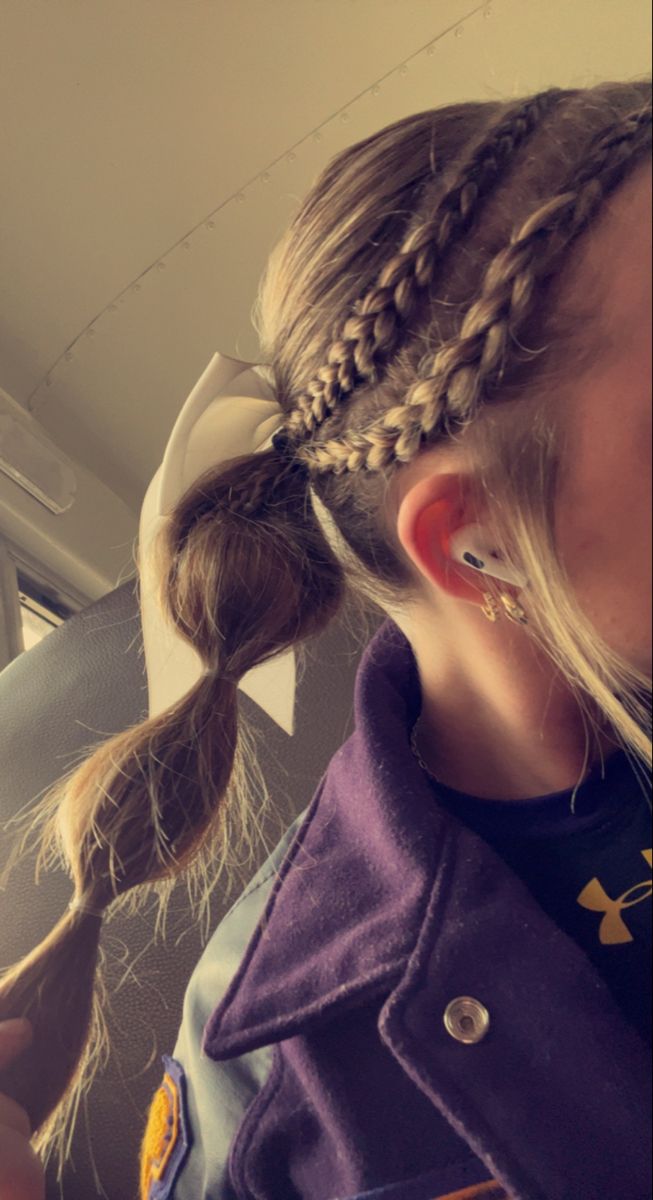 Softball Hairstyles Low Ponytail, Cute Simple Everyday Hairstyles, Cheer Hairstyles With Bows Braids, Hairstyles Basketball Game Day, Braided Hairstyles Volleyball, Hair Styles For Sports Basketball, V Ball Hairstyles, Fun Softball Hairstyles, Game Day Hair Volleyball