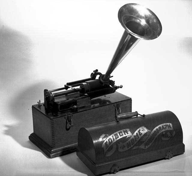 an old fashioned radio with a large metal object on it's top and side