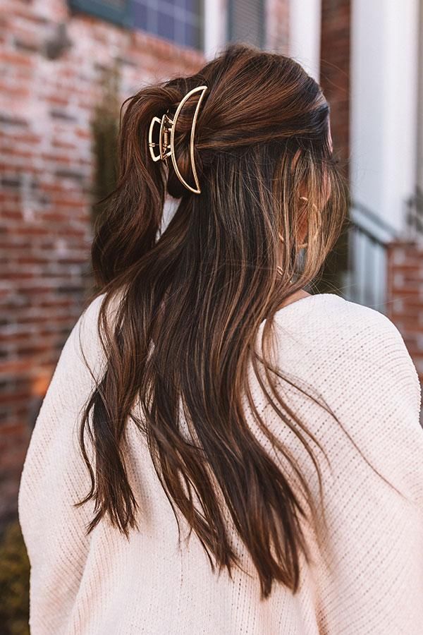 Golden Hair Clip, Chocolate Hair Dye, Clipped Hair, Hair Clips Aesthetic, Fav Hairstyles, Minimalist Hair Accessories, Bride Hair Clips, Reference Ideas, Gold Hair Clips