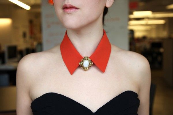 DIY Cameo Collar — This collar may look like a ton of sewing, but it's actually extremely simple — you'll only need to make a few stitches, promise! Collars Diy, Diy Collier, Fake Collar, Detachable Collar, Diy Shirt, Collar And Cuff, Collar Necklace, Diy Fashion, Diy Clothes