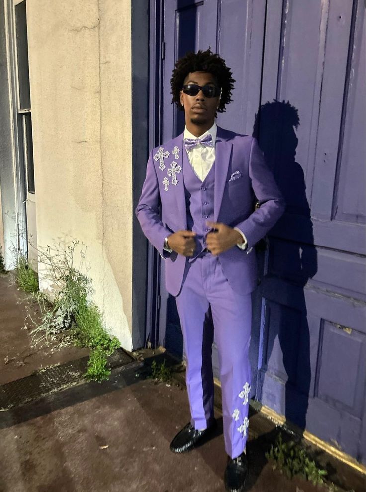 Prom Suit Designs, Silver Prom Suits, Prom Suits For Men Unique, Unique Prom Suits, Men Prom Outfit, Prom Outfits Men, Guys Prom Outfit, White Prom Suit, Purple Prom Suit