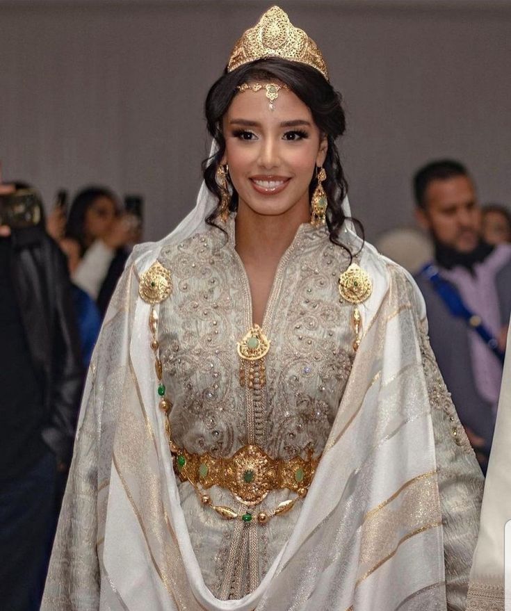 Moroccan Royal palace official | Takhlila Makhzani | Mekhzani dress Caftan Bridal Caftan, Traditional Moroccan Wedding, Moroccan Wedding Dress, Moroccan Kaftan Dress, Moroccan Bride, Hijabi Brides, Moroccan Clothing, Arab Wedding, Moroccan Fashion