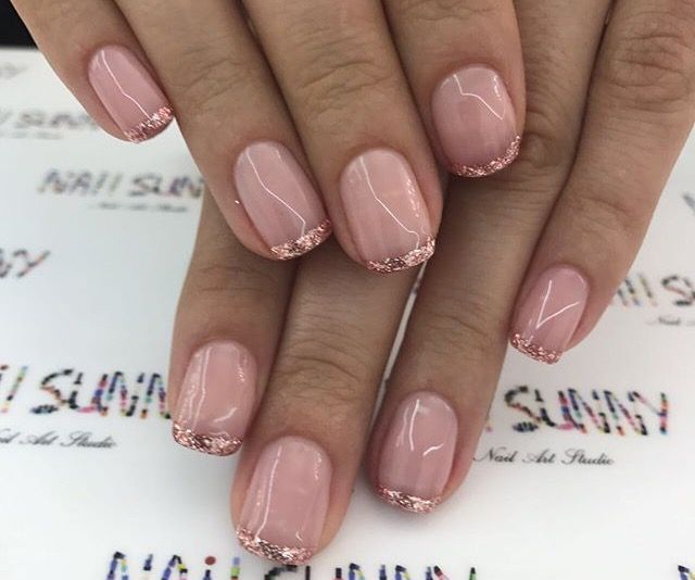 Rose Gold Nails French, Gel Nails Rose Gold, Rise Gold Nails, Short Nail Designs Rose Gold, Rose Gold French Tip Nails Short, French Tip With Rose Gold, Rose Gold Tips Nails, Rose Gold Nails Short, Rose Gold French Nails