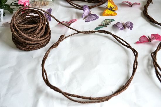 Brown grapevine wire makes a great, easy base for DIY Fairy flower Crowns via flouronmyface.com Fairy Headpiece Diy, Fairy Crowns Diy, Woodland Fairy Crown, Woodland Fairy Costume, Fairy Flower Crown, Fairy Crowns, Fairy Headband, Fairy Costume Diy, Fairy Headpiece