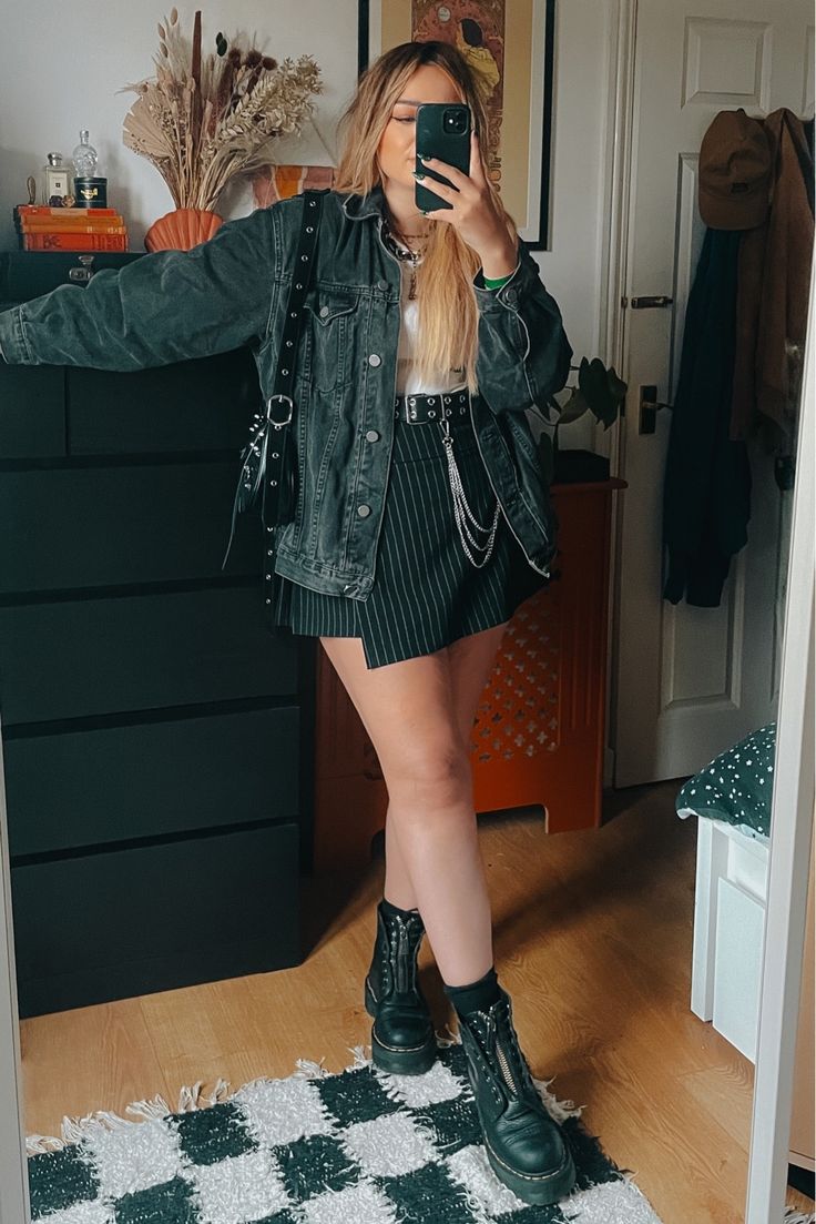 Black Mini Skirt Outfit Alternative, Summer Clothes Into Fall Outfit Ideas, Different Styles Fashion Plus Size, Cool Outfits Plus Size, Clubbing Fits Plus Size, Plus Size Summer Outfits Alternative, Alternative Spring Outfits, Concert Outfit Ideas Midsize, Concert Outfit Midsize