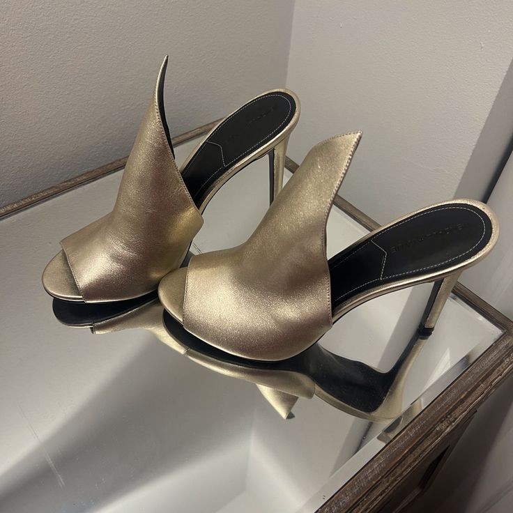 Beautiful Gold High Heels Party Mules With 4-inch Heel And Almond Toe, Gold Mules With 4-inch Heel For Party, Chic Pointed Toe Mules For Cocktail, Chic Evening Mules, Chic Fitted Mules For Evening Wear, Chic Fitted Mules For Evening, Chic High Heel Mules For Evening, Chic Fitted High Heel Mules, Chic Sandals With 4-inch Heel For Dinner