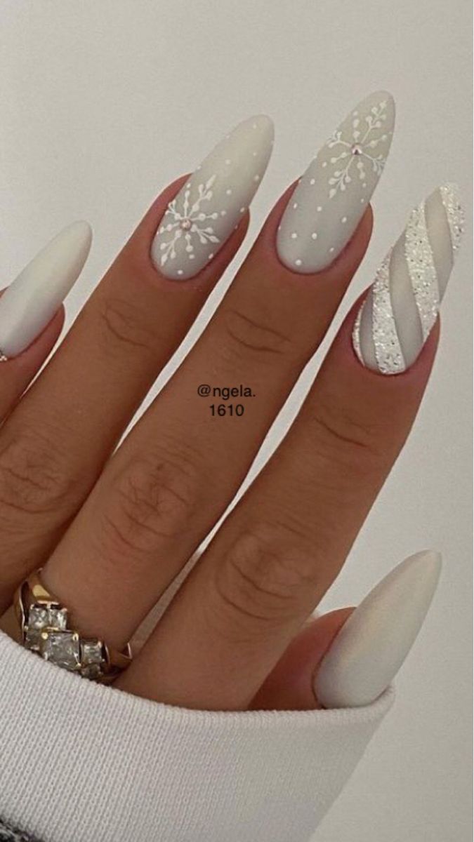 Nails For Christmas White, Winter White Nails 2024, White Nails With Christmas Design, White Almond Christmas Nails, December Nails White, Maternity Photoshoot Nails, Christmas Nails White And Silver, White Silver Christmas Nails, Christmas Nails Winter White